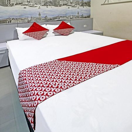 Super Oyo 91202 Family Guest House Syariah Тулунгагунг Экстерьер фото