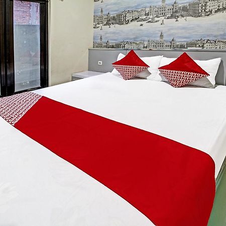 Super Oyo 91202 Family Guest House Syariah Тулунгагунг Экстерьер фото
